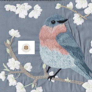 ผ้าเช็ดปากผ้าลินินลายนกสีฟ้าและดอกไม้สีขาว ช่วยเพิ่มความหรูหราให้กับการจัดโต๊ะด้วยความอ่อนโยนและสง่างาม - Product Image 1