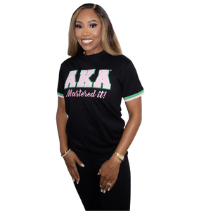  Camiseta negra Mastered It para mujer, de manga corta y cuello redondo, con estampado gráfico de letras griegas en rosa y verde, top informal de moda para hermandades. - Product Image 1