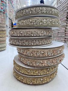 ริบบิ้นแต่งขอบด้วยลูกปัดมุกและลายปักดิ้นทองสำหรับชุดเจ้าสาวแบบส่าหรีและเลเฮนกา - Product Image 5