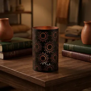 Pot à bougie votive en métal noir mat avec motif de points dorés, cylindre, décoration d'intérieur - Product Image 1
