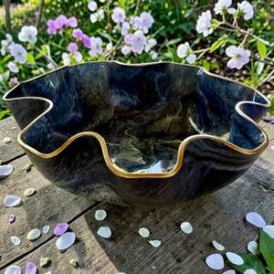 Grande coupelle décorative en résine époxy bleue, design géode, faite à la main, 18 pouces - Product Image 4