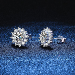 925 Sterling Silver Femmes De Luxe Plaqué Or VVS Moissanite Diamant Halo Boucles D'oreilles Mignon Glacé Vis Retour Cadeau pour Occasions - Product Image 2