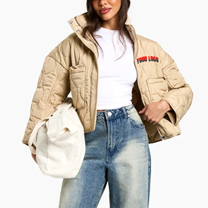 Chaqueta Acolchada Beige para Mujer con Logotipo Personalizado, Cuello Alto, Cierre de Cremallera, Chaqueta Abrigada de Invierno con Logotipo Frontal - Product Image 1