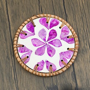 Sous-verres classiques faits à la main en rotin avec bordure en nacre colorée, résistants à la chaleur, écologiques, légers et luxueux - Product Image 1