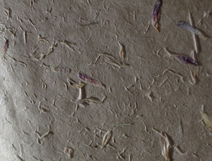 กระดาษใยไม้ล็อกตาพรีเมียม 100% 80 แกรม สีธรรมชาติ ลายกลีบดอกไม้และหญ้าสับละเอียด สำหรับกรอบรูป - Product Image 3