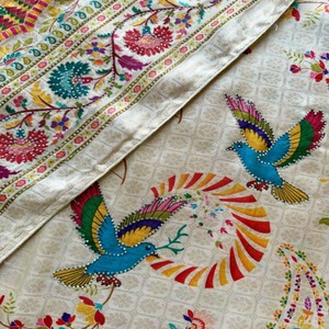 VASTRA COTTAGE Saf Naylon Viskoz Yumuşak İpek Jakarlı Kumaş, Jari Dokuma Dijital Paşmina Baskılı Swarovski İşlemeli Saree - Product Image 3