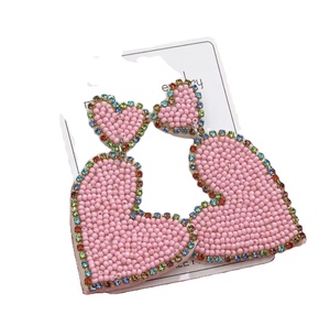 Pendientes de botón unisex hechos a mano con cuentas de cristal, diseño de sombrero, letras clásicas de profesor, color rosa intenso, novedades, para fiesta y boda - Product Image 1