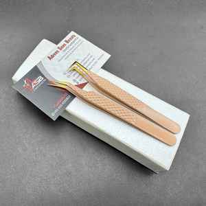 แหนบต่อขนตาแบบมืออาชีพ ผลิตจากสแตนเลสญี่ปุ่น สีน้ำตาลอ่อน ผ่านการทดสอบด้วยมือ สำหรับต่อขนตาแบบวอลลุ่มและแยกเส้น - Product Image 4