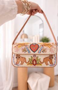 Sac à bandoulière de soirée brodé floral et perlé, design fait main. Ces titres évitent la répétition tout en conservant des mots-clés SEO de haute valeur. - Product Image 2