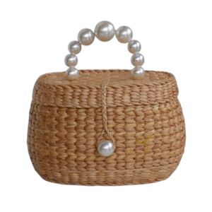 Sac panier en paille avec poignée en perles : Hyacinthe d'eau tressée - Product Image 1