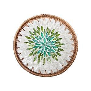 Bandeja Redonda de Nácar con Ratán, Diseño Floral Verde, Hecha a Mano, para Mesa, Ideal para Resorts, Venta al por Mayor, Ecológica - Product Image 1