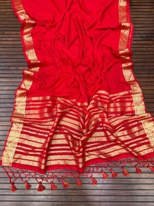 Elegante Saree de Georgette Teñido a Mano con Tradicional Jari Chit Pallu y Blusa a Juego - Product Image 2