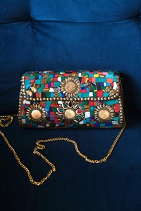 Bolso de mano nupcial artesanal con piedras Kundan y asa de perlas, bolso de diseñador étnico para bodas y fiestas. - Product Image 5
