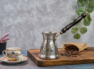 Juego de 3 piezas de cafetera turca de plata grabada, ibrik de cobre artesanal con incrustaciones de perlas y mango de madera, para café árabe y griego - Product Image 3