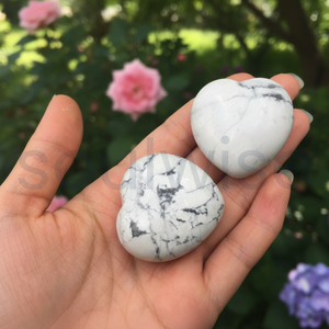 Pierre de cristal en howlite blanche naturelle en forme de cœur pour la méditation, le soulagement du stress et la décoration de la maison - Product Image 5