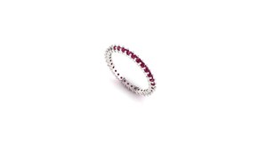 Anillo de Eternidad Exquisito de Oro Blanco de 14 Quilates con Rubí Natural Redondo, para Boda, Compromiso o Fiesta, con Micropavé - Product Image 1