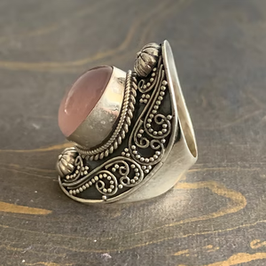 Anillo de plata con diseño vintage hecho a mano con piedra de cuarzo rosa, joyería antideslustre para uso unisex en el día a día y en cualquier ocasión. - Product Image 3