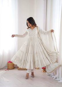 Vestido de Lujo Étnico con Volantes y Adornos de Espejos, con Falda y Dupatta, para Bodas y Festivales - Product Image 3