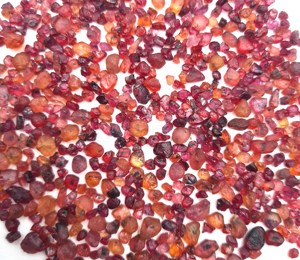 Lote de piedras preciosas sueltas de zafiro rojo natural en bruto de 3-8 mm, 100 quilates, con certificado IGI para la fabricación de joyas. - Product Image 3