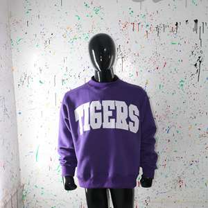 Sudadera TIGERS PURPLE con Cuello Alto, 100% BLANCA, Apliques Bordados, Cuello Ancho, URBAN PRODUCTIONS - Product Image 4