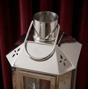 Ensemble de lanternes à bougies hexagonales en acier inoxydable poli argenté, avec cadre métallique perforé à découpe étoile et cheminée cylindrique à toit pyramidal - Product Image 3
