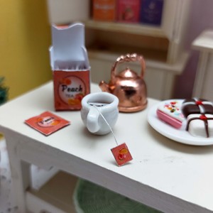Escena de Fiesta de Té en Miniatura a Escala 1:12, Decoración Artesanal de Resina y Madera Contrachapada para Exhibición en el Hogar - Product Image 4