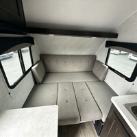 Caravane de voyage Teardrop avec cuisine extérieure arrière et énergie solaire pour le camping de week-end, les voyages routiers et les excursions en plein air
