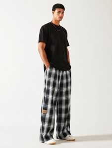 Pantalones a Cuadros Blancos y Negros para Hombre, de Pierna Ancha, Cintura Elástica, Corte Holgado Informal, con Parche con Logotipo, 100% Algodón - Product Image 3