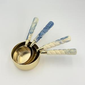 Tasses et cuillères doseuses en acier inoxydable de qualité supérieure, robustes et écologiques, finition PVD or avec manche en résine, compatibles lave-vaisselle - Product Image 1