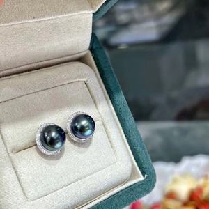 Boucles d'oreilles en argent sterling 925 de marque célèbre, polyvalentes, avec perle naturelle de 12-13 mm, rondes, à texture brillante - Product Image 1