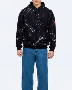Sudadera con capucha negra para hombre con estampado en spray blanco y rojo, corte regular, algodón French Terry, estilo casual con bolsillo canguro. - Product Image 3