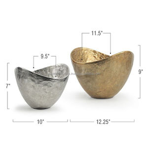Bol de service classique en laiton poli pour une présentation de table élégante avec un artisanat d'inspiration patrimoniale - Product Image 1