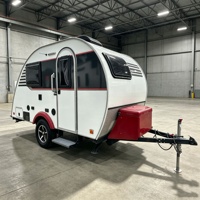 Caravane compacte en forme de larme avec porte intérieure confortable et conception de remorquage facile pour les voyages sur route et les excursions en plein air