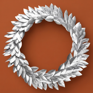 Elegante Corona de Hojas Metálicas Plateadas, Follaje de Laurel Texturizado Moderno, Impresionante Decoración Navideña para Puerta Principal o Pared - Product Image 1