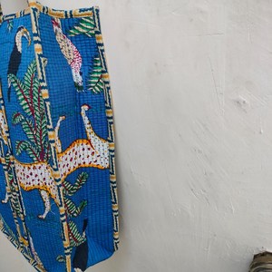 Sac fourre-tout matelassé en coton fait main pour femme, avec fermeture éclair, motif imprimé indigo bleu, thème jungle safari, sac à bandoulière écologique - Product Image 2
