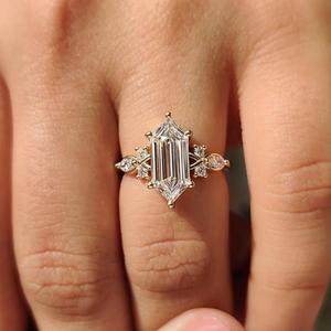 Anillo de Compromiso con Diamante Corte Hexagonal y Piedras Laterales Marquise y Redondas, Oro Amarillo de 14K, Anillo Floral, Regalo de Boda para Ella - Product Image 2