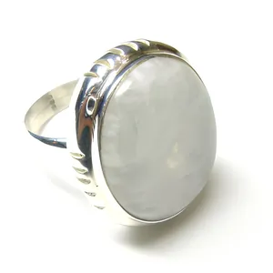 Bague Statement en Argent Sterling 925 avec Pierre de Lune Blanche, Bijou Fait Main en Pierre Naturelle pour Femme, Idéal au Quotidien - Product Image 5