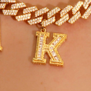 สร้อยคอคิวบาลิงค์แบบมีจี้ตัวอักษร สีทอง สีเงิน เครื่องประดับแฟชั่นสุดหรู คุณภาพพรีเมียม - Product Image 4