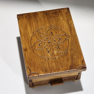 Boîte de rangement pour bijoux en bois économique pour bagues, boucles d'oreilles, colliers et accessoires personnels avec des découpes rustiques élégantes - Product Image 3