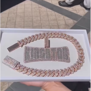 จี้เพชรโมอิสซาไนต์แบบฮิปฮอปสั่งทำพิเศษ พร้อมสร้อยคอแบบ Iced Out เงินแท้ 925 ชุบทอง - Product Image 1