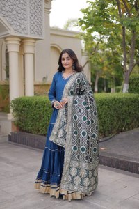 Robe longue en rayonne de créateur MB ETERNAL CLOTHING avec dentelle Gota Patti, doublure en coton évasée de 12 mètres, dupatta moderne en viscose jacquard - Product Image 5