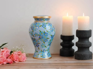 Urna Esmaltada Única con Patrón de Flores Azules, Arte Botánico Detallado y Tapa con Detalles Dorados, para Guardar Cenizas Conmemorativas - Product Image 2