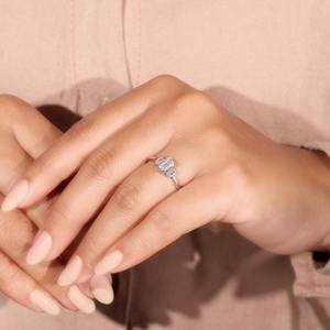 Bague de fiançailles en diamant de laboratoire taille émeraude, design à trois pierres profil bas, diamants certifiés VVS2, bague solide pour femme - Product Image 1