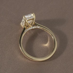 Anillo de Compromiso con Diamante Cultivado en Laboratorio, Corte Esmeralda de 3 Quilates, Halo Oculto, Oro Amarillo de 14K, Certificado IGI - Product Image 3