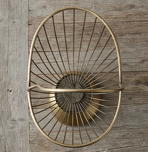 Panier à fruits en fil métallique géométrique moderne fait main, finition dorée, avec poignée pour le rangement dans la cuisine - Product Image 2
