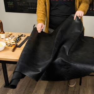 Cuir de vachette véritable noir classique, finition cire dure, idéal pour la confection de chaussures de créateur, bottes de travail, portefeuilles pour hommes et articles artisanaux. - Product Image 3