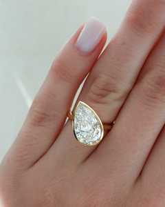 Bague de mariage moderne en or véritable 18 carats avec diamant de laboratoire taille poire de 5 carats, sertie clos, bande de 1,5 mm, design goutte d'eau horizontale, bijoux fins - Product Image 2