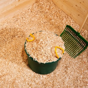 Litière en copeaux de bois de pin naturel pour chevaux - Matériau doux et absorbant pour les stalles, les granges, les centres d'équitation et l'utilisation à la ferme - Product Image 5