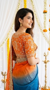 Sari de Seda Bordado en Azul y Naranja de AARA Fashion para Mujer, Estilo Tradicional Indio/Pakistaní para Bodas, Largo hasta el Suelo, Corte Regular - Product Image 2