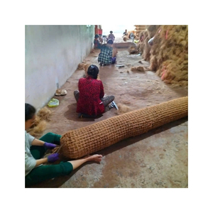 Rouleau de fibres de coco de qualité supérieure pour la protection des pentes et le contrôle des sédiments, avec un cœur en fibres robustes et une maille extérieure fiable - Product Image 2